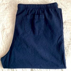 Cute navy capris!